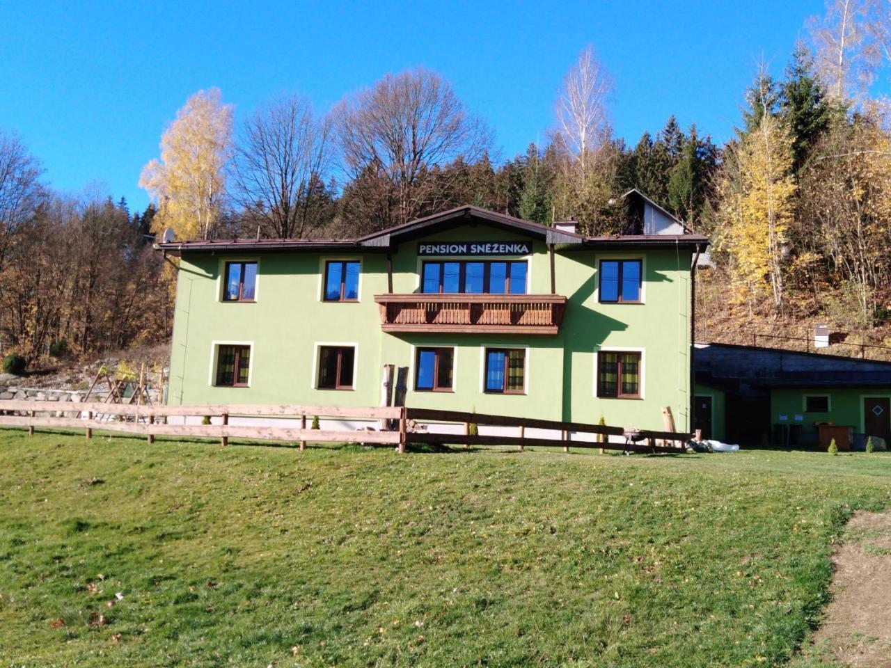 Penzion Snezenka Jiretin pod Bukovou Luaran gambar